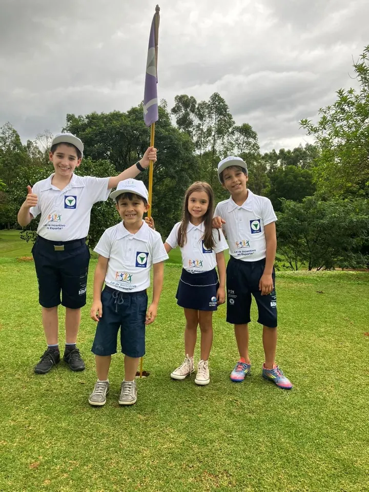 Crianças do Projeto Corujinha reunidas em uma atividade esportiva ao ar livre